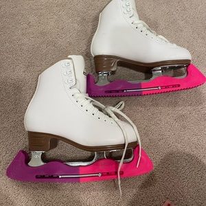 Jackson Excel white kids skates have been worn 4 times & are in great condition